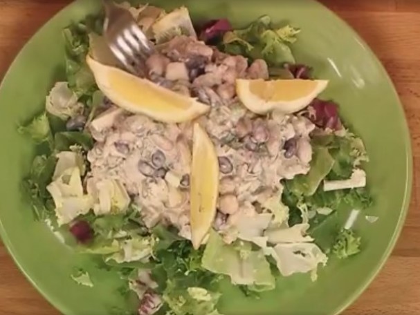 Салат с соленым огурцом и шпротами рецепт с Салат с соленым огурцом и шпротами рецепт с